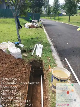 Gambar sampul untuk Mengapa Metode Rojok Manual Pipa PVC Lebih Aman untuk Galian Kabel di Pemukiman?