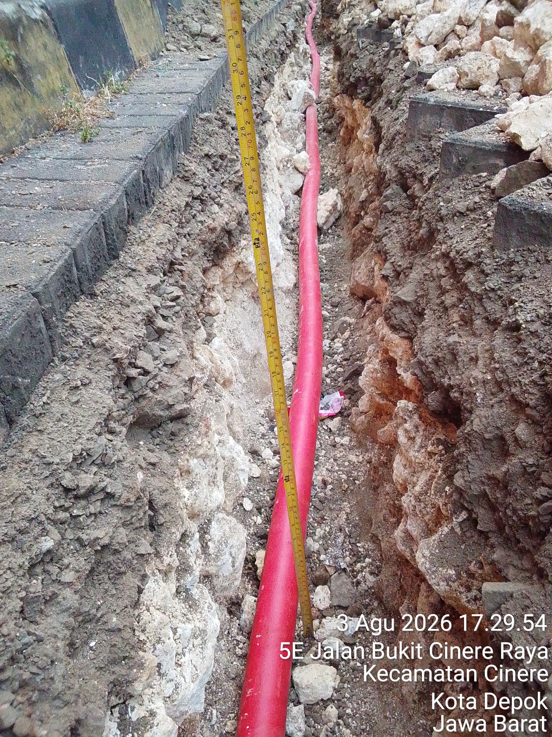 Pemeriksaan kedalaman galian kabel sekitar 50 cm di Cinere