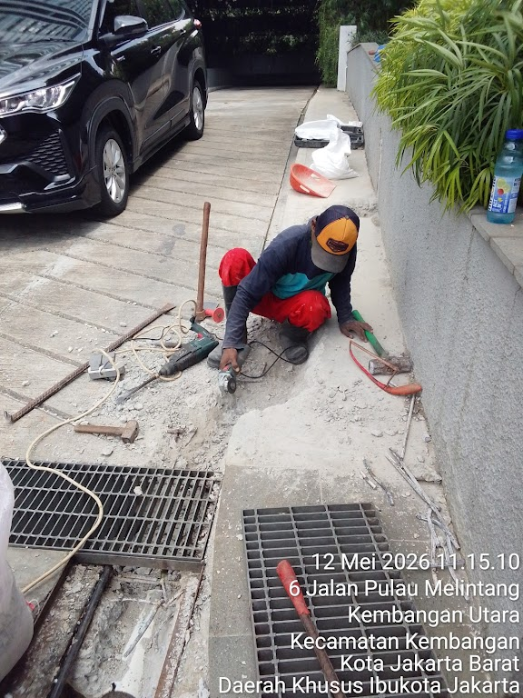 Pembuatan jalur bobok beton untuk galian kabel di Kembangan