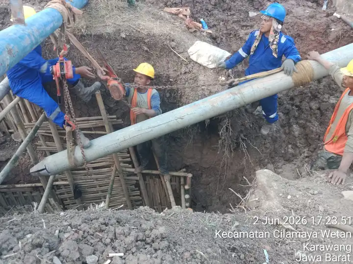 Penurunan pipa gas 10 inch ke dalam pit menggunakan takel
