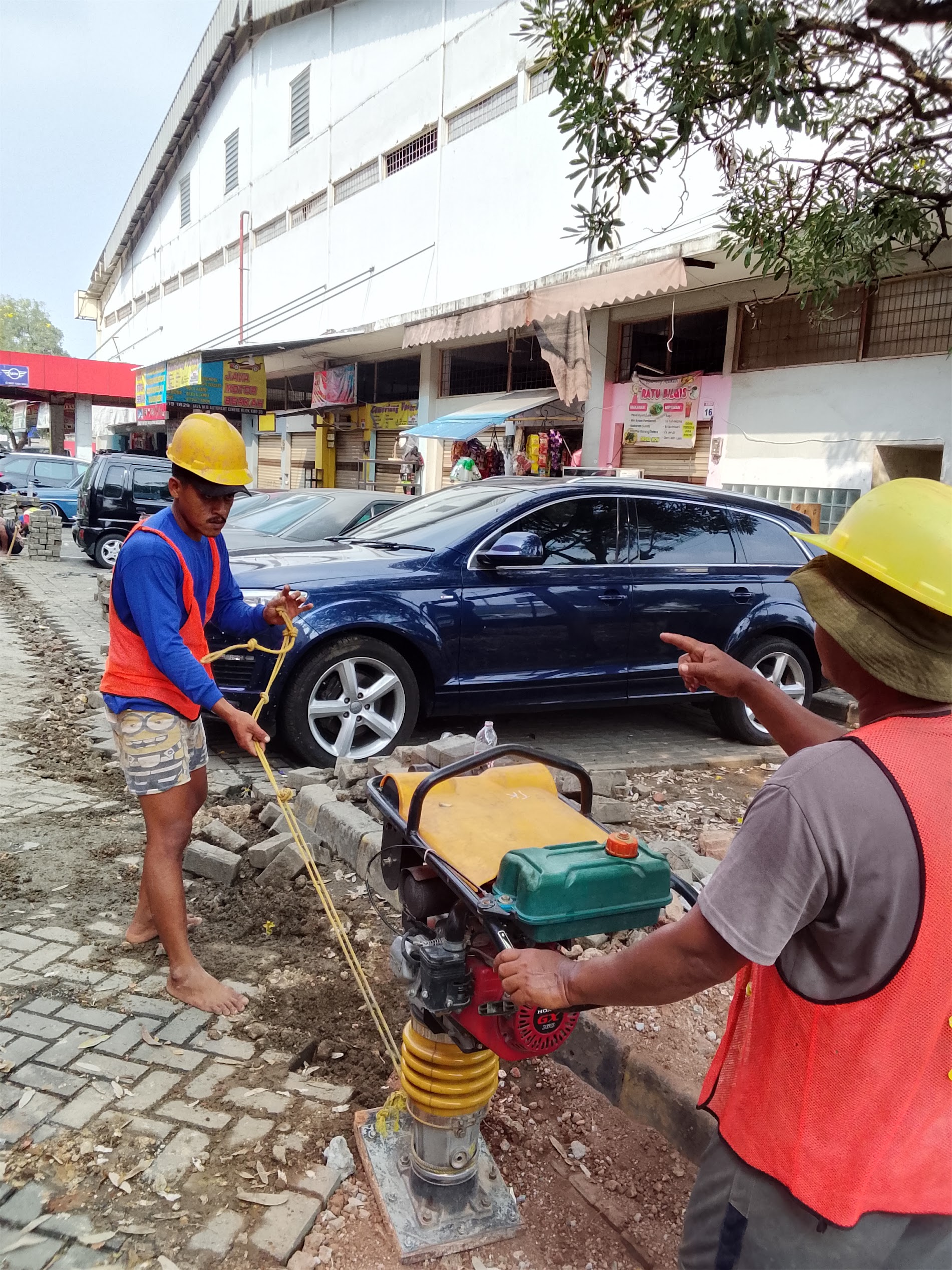 Pemadatan tanah sebelum pemasangan paving kembali di Cinere