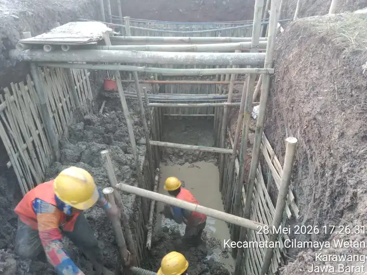 Shoring bambu menahan dinding pit pada tanah labil di Cilamaya Wetan
