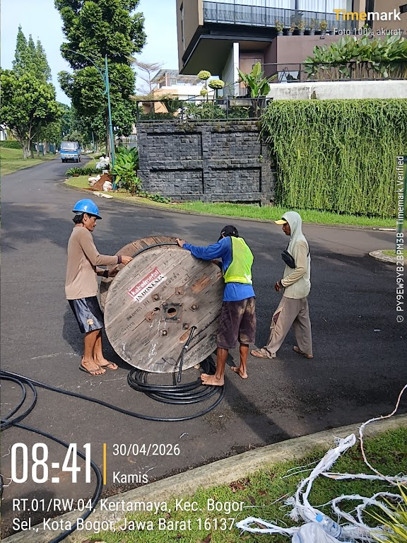 Persiapan pelepasan kabel roll PLN sebelum proses penarikan melalui jalur pipa pelindung