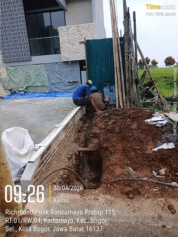 Proses penarikan kabel PLN di area Kertamaya Bogor dengan dukungan tim lapangan