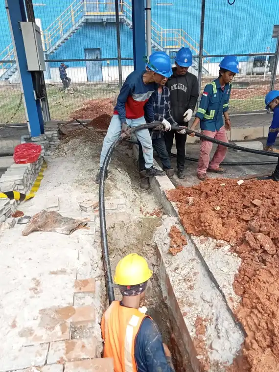 Teknisi Boringan Mitra Gali mengeksekusi boring rojok untuk jalur kabel di lapangan