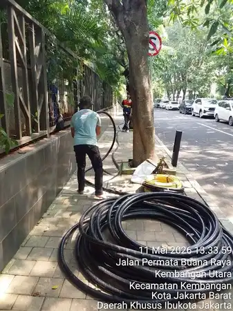 Gambar sampul untuk Alur Pekerjaan Galian Kabel di Kembangan Jakarta Barat: Bobok Beton, Tarik Kabel, dan Perapihan