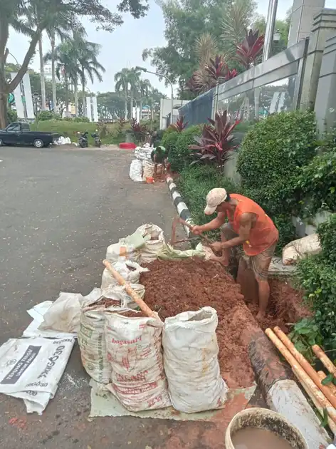 Gambar sampul untuk Cara Membersihkan Sisa Puing Setelah Proyek Galian Kabel atau Bobok Beton