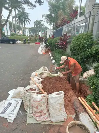 Gambar sampul untuk Cara Membersihkan Sisa Puing Setelah Proyek Galian Kabel atau Bobok Beton