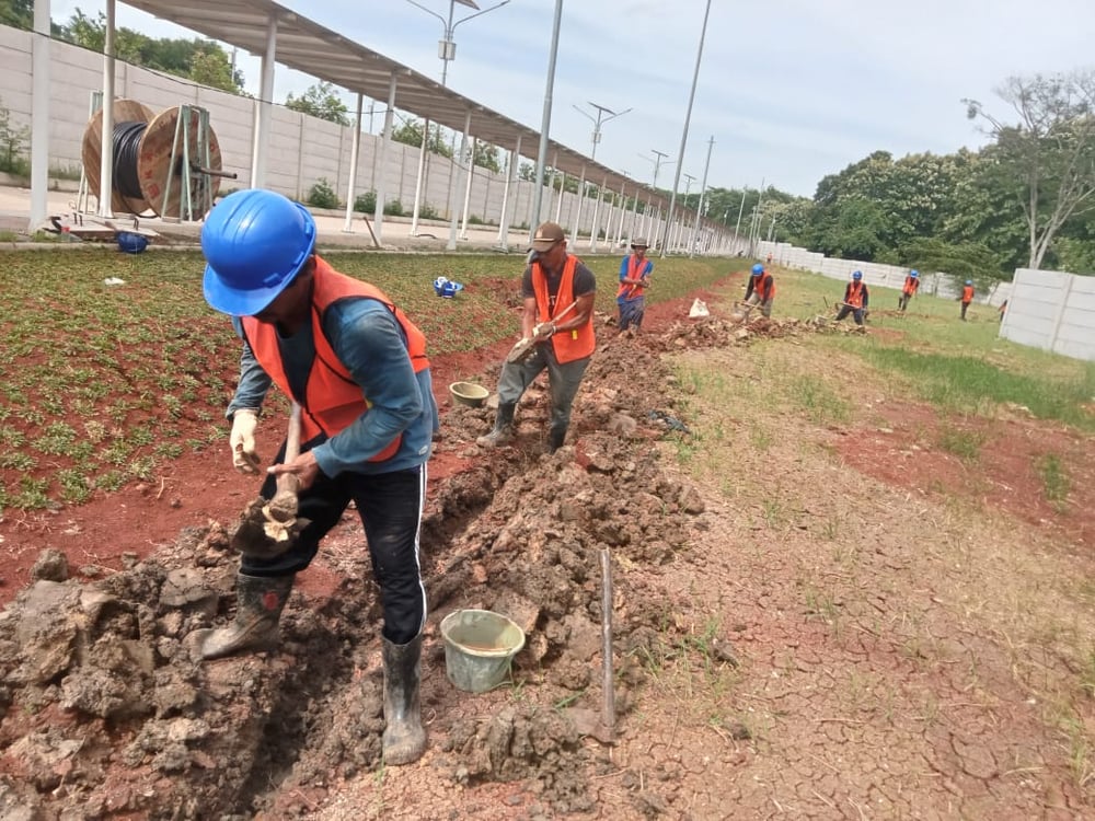 Tim Boringan Mitra Gali melakukan persiapan penanaman kabel