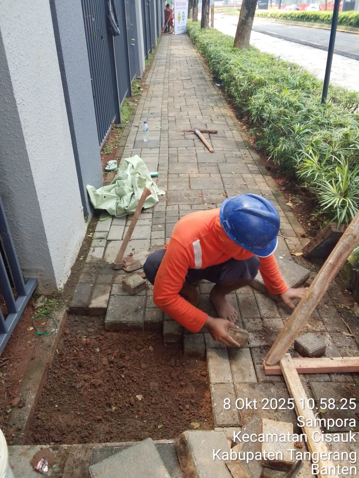 Proses pembuatan lubang pit dengan membongkar paving block secara rapi