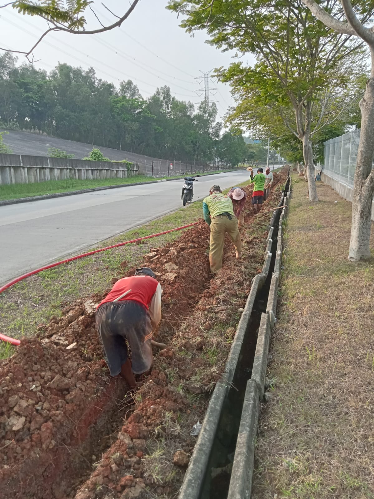 Tim Boringan Mitra Gali mengerjakan galian open-cut di jalur panjang dan terbuka