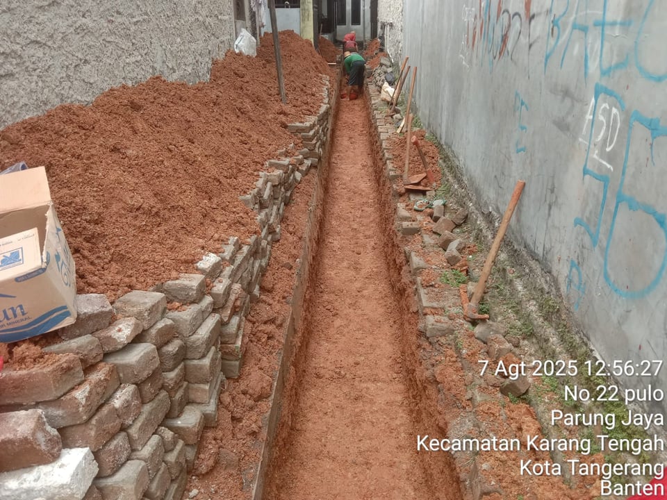 Instalasi U-Ditch di area perumahan