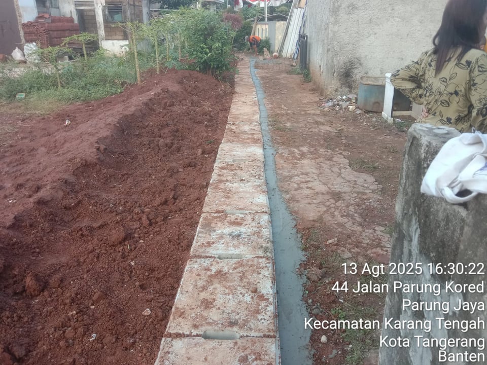 Parit galian panjang untuk instalasi U-Ditch