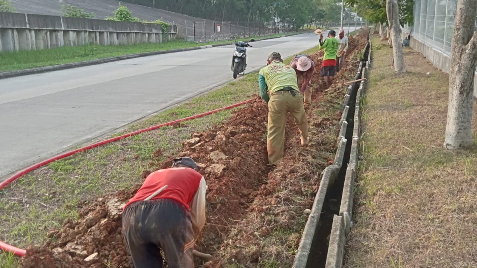 Tim profesional melakukan galian kabel dan pipa dengan metode open-cut