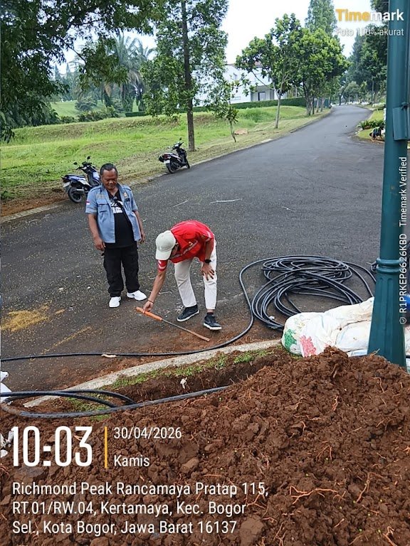 Mandor lapangan mengecek arah pekerjaan rojok manual sebelum proses dilanjutkan