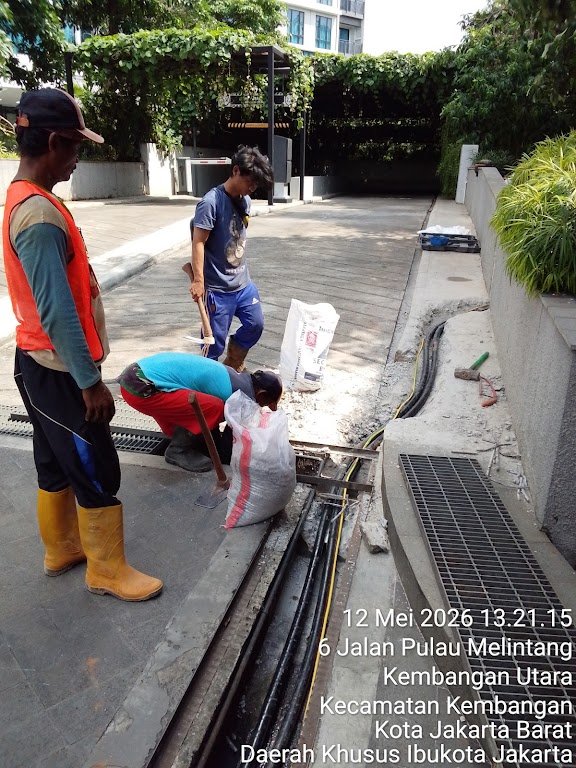 Alur bobokan beton untuk jalur galian kabel bawah tanah di Kembangan Jakarta Barat