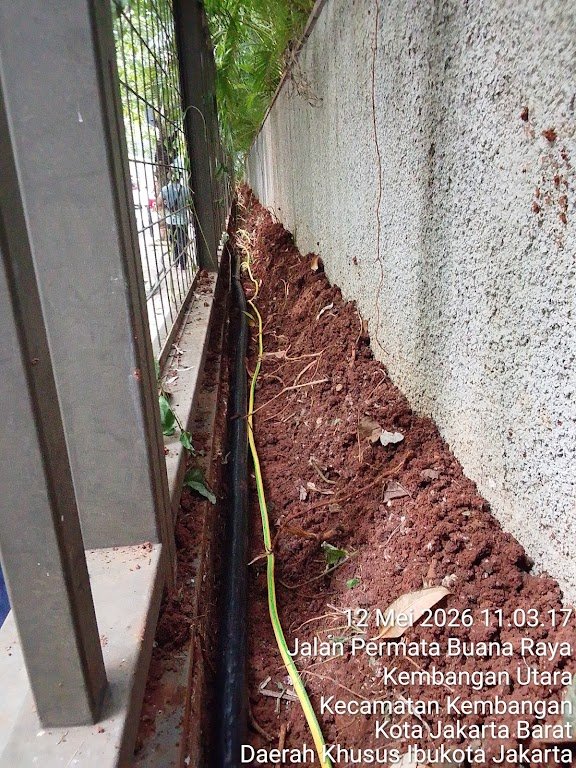Galian kabel melewati celah sempit di sisi trotoar Kembangan Jakarta Barat