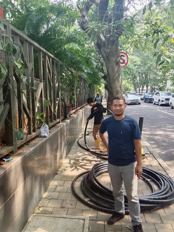 Owner Boringan Mitra Gali mengecek titik pekerjaan galian kabel di Kembangan Jakarta Barat