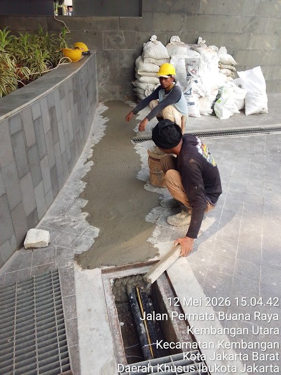 Perapihan beton kembali setelah proses tanam kabel di Kembangan Jakarta Barat