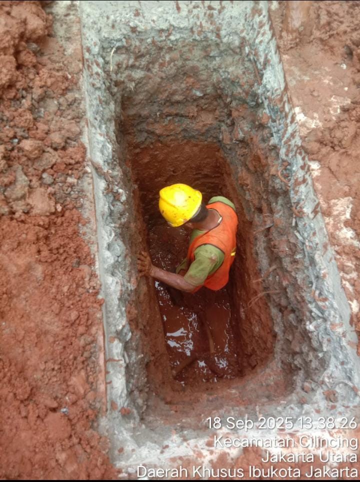 Penggalian lubang pit secara manual setelah proses pembobokan beton selesai.