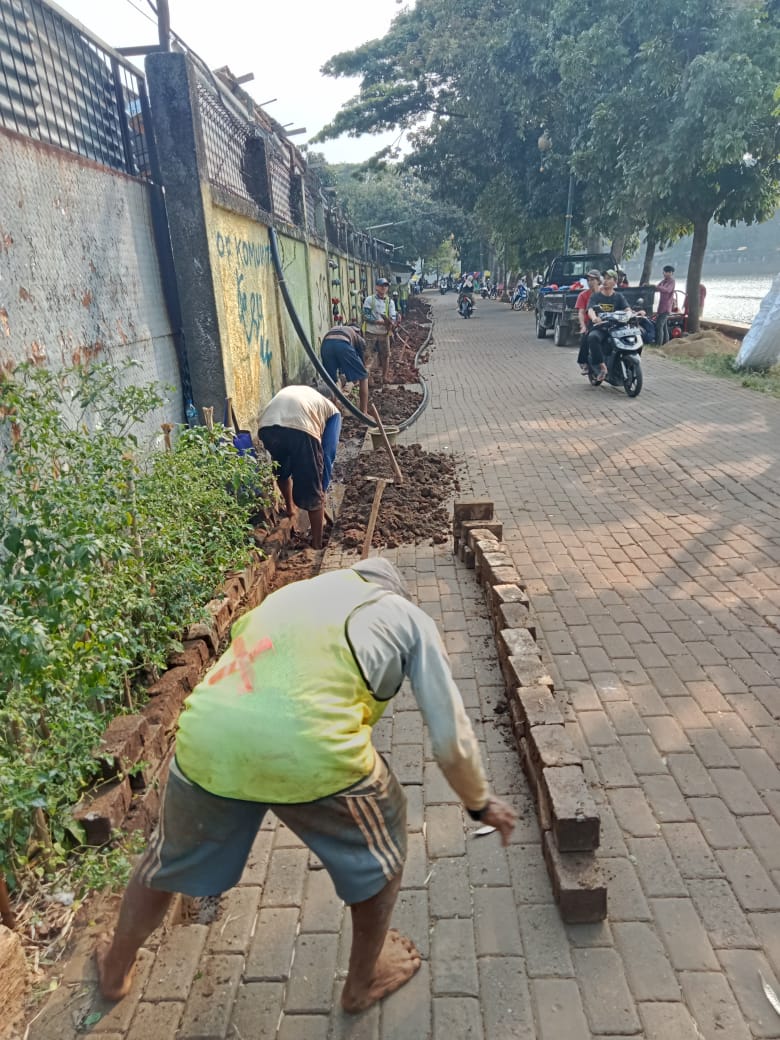 Galian panjang di jalan paving block tanpa alas.