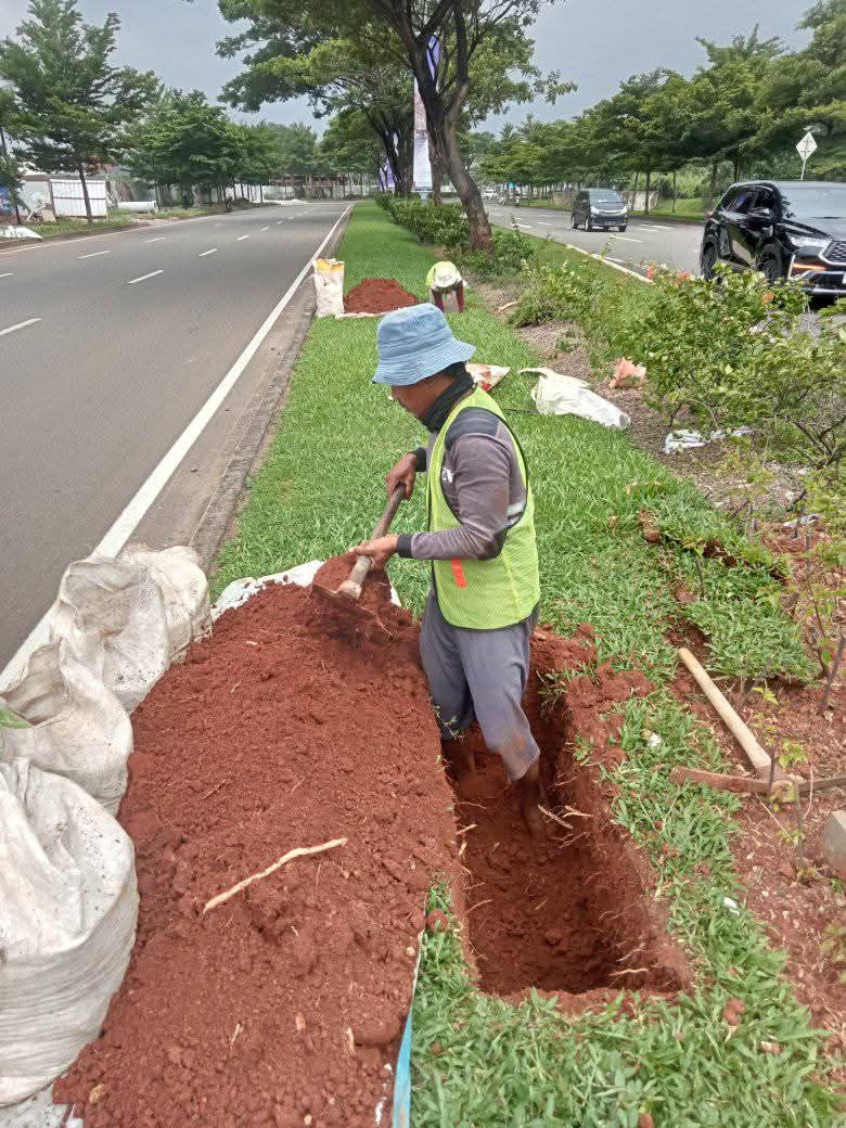 Proses penggalian lubang untuk persiapan boring di tepi jalan