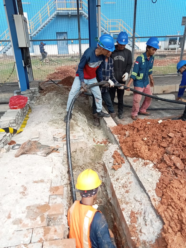 Tim tukang profesional Boringan Mitra Gali bekerja sama menarik kabel berat.