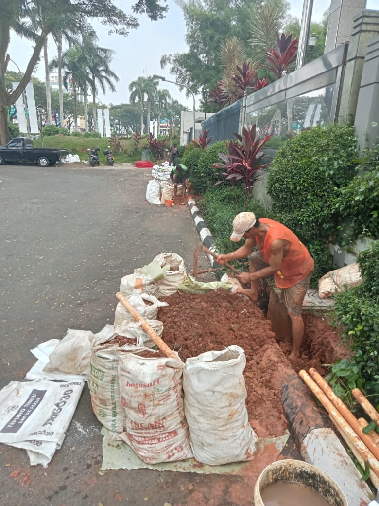 Contoh galian di tepi jalan yang tetap menjaga kebersihan.