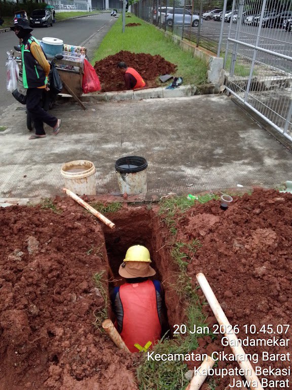 Pekerja di dalam lubang pit yang sudah cukup dalam untuk memulai proses boring horizontal