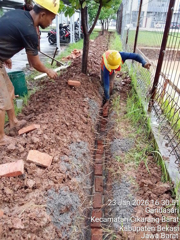 Pemasangan bata pelindung kabel di jalur galian Gandasari, Cikarang Barat