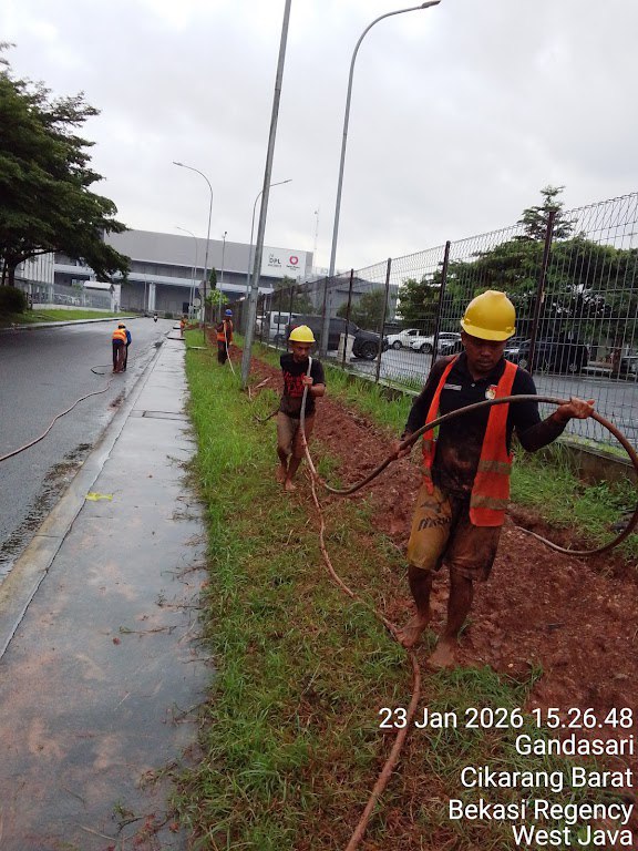 Tim Boringan melakukan penarikan kabel secara manual di sepanjang jalur galian Gandasari