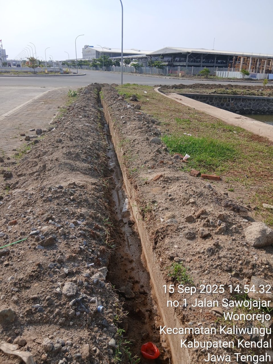 Galian parit rapi untuk pipa PDAM di Kendal