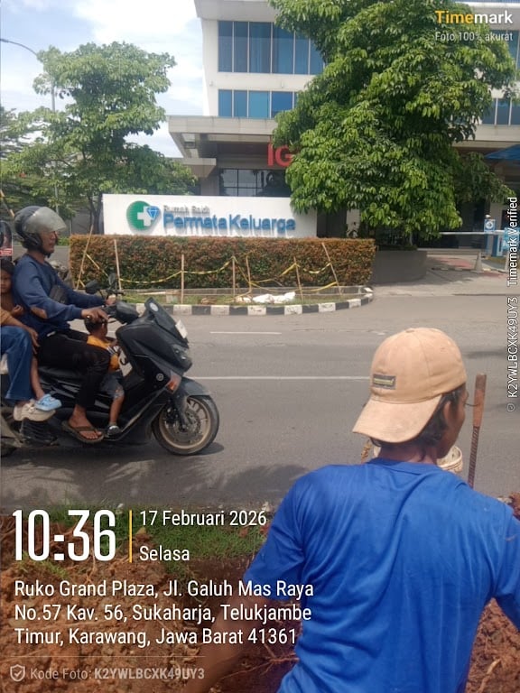 Pekerja membuat pit (lubang) sebagai titik awal proses boring horizontal