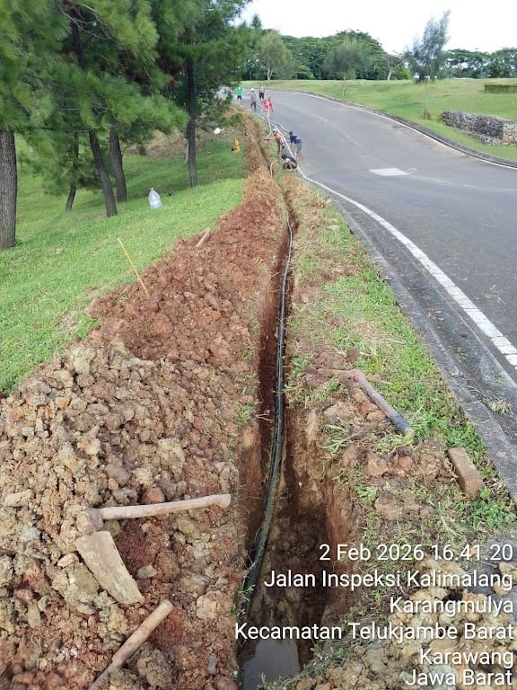 Tim galian bekerja di bawah terik matahari