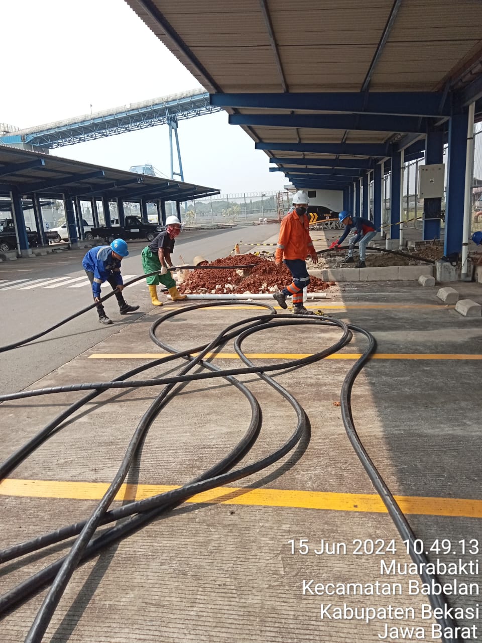 Tim Boringan Mitra Gali mengerjakan proyek di Muarabakti, Babelan, Bekasi