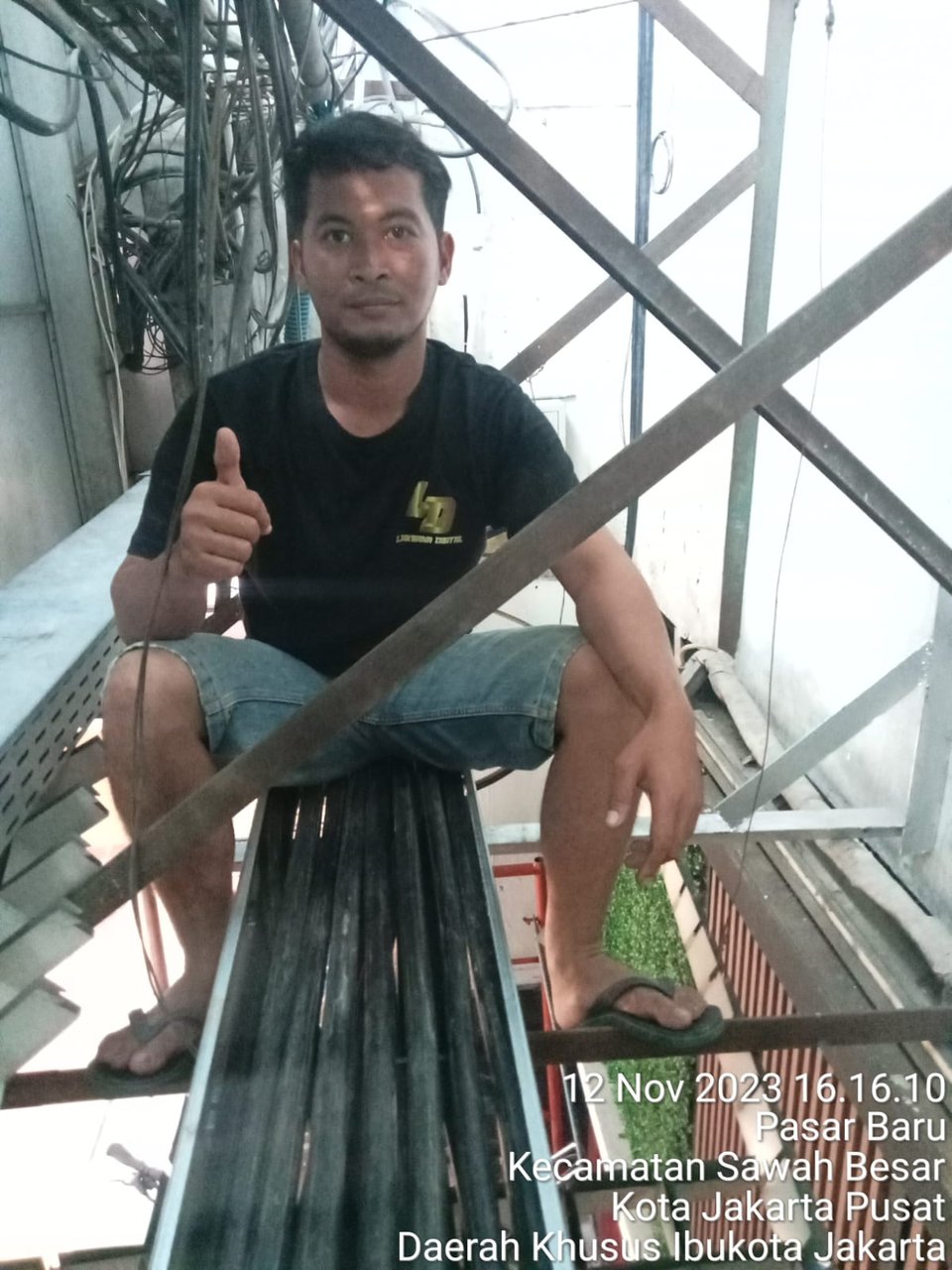 Proses instalasi dan terminasi puluhan kabel ke panel distribusi utama