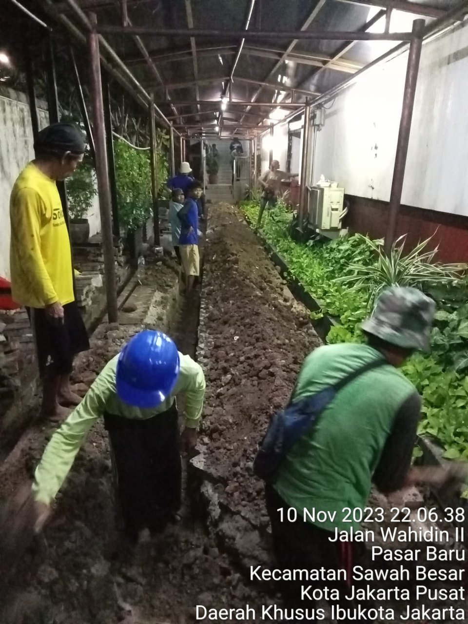 Tim melakukan galian manual pada malam hari dengan standar K3