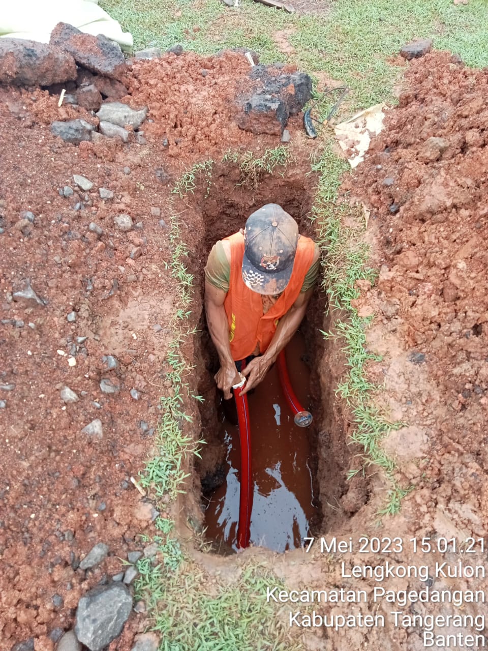 Tim Boringan Mitra Gali mengerjakan proyek di Pagedangan, Tangerang
