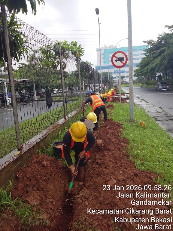 Tim galian manual Boringan Mitra Gali bekerja di sepanjang Jalan Kalimantan, Cikarang Barat